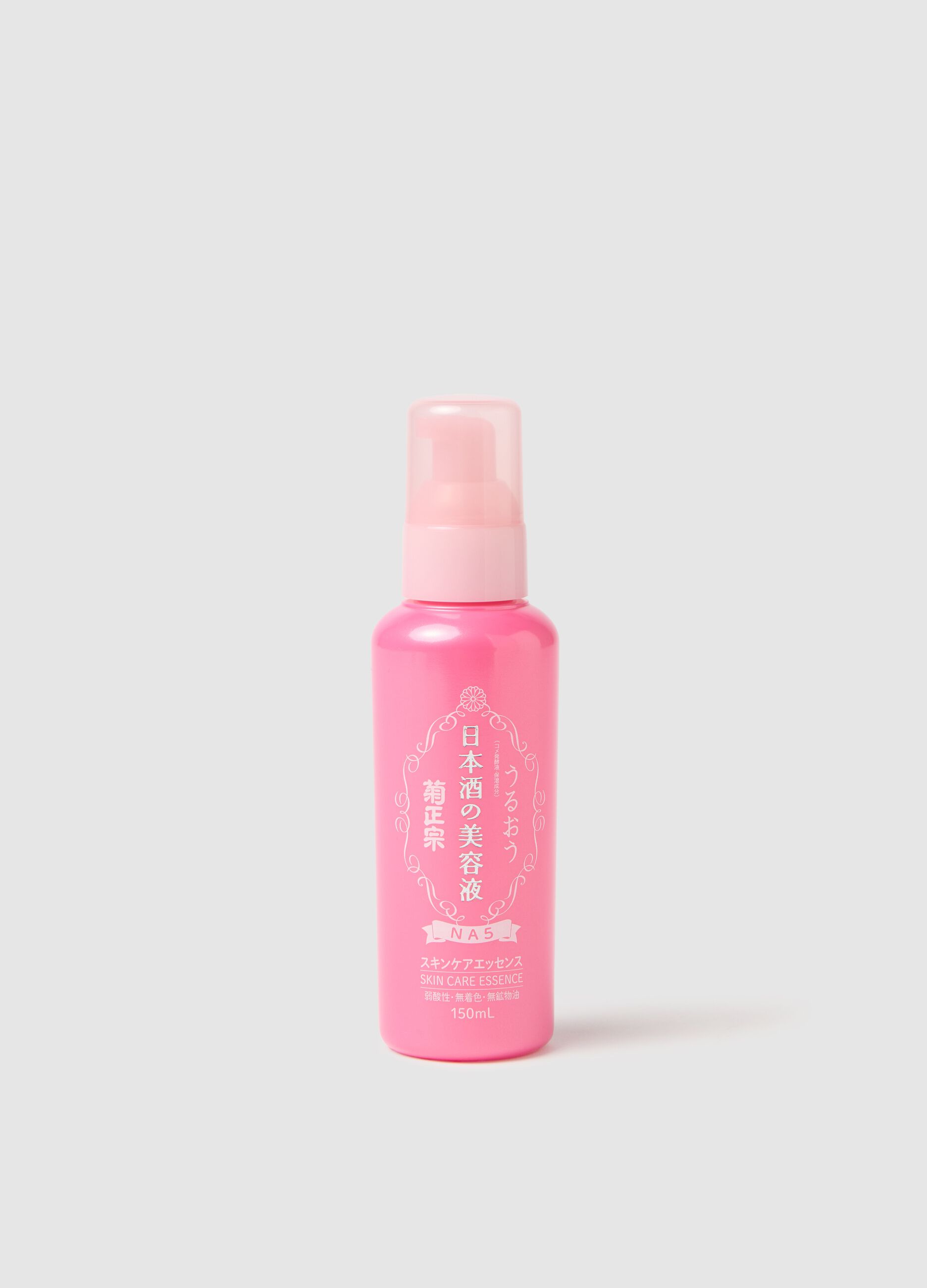KIKU-MASAMUNE Sake Skin Care Essence is an effective serum, designed to hydrate and brighten the skin.