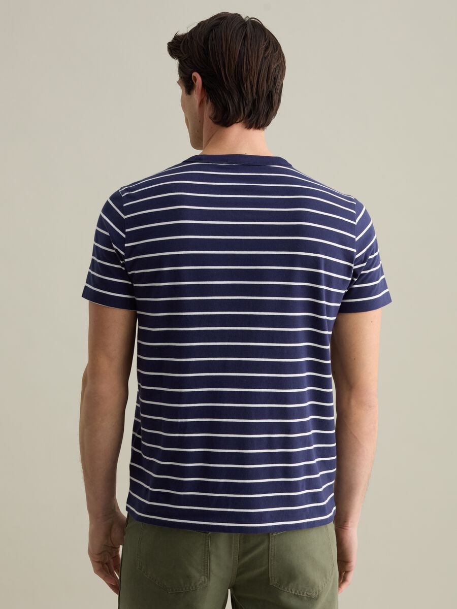 Cotton T-shirt with thin stripes_2