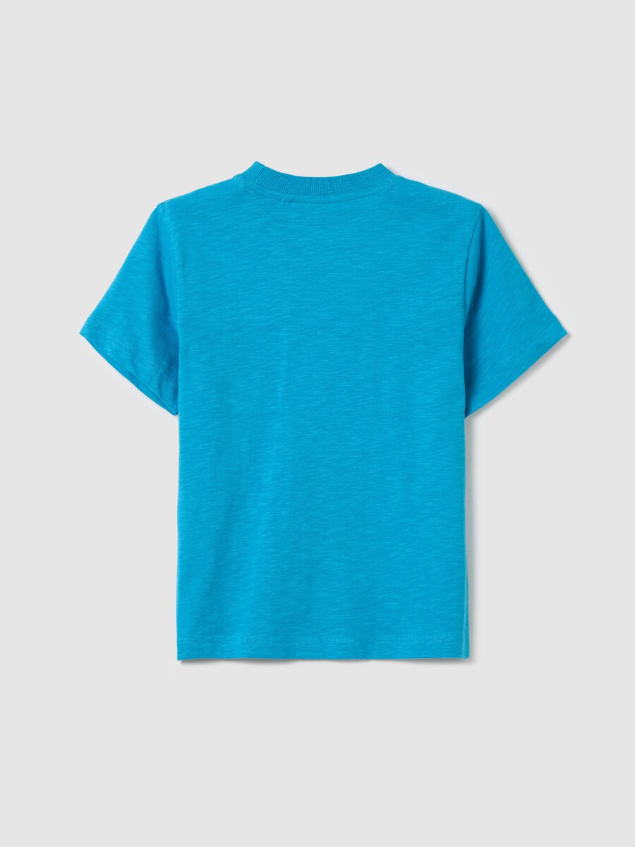 T-shirt azzurra in cotone bio con tasca_1