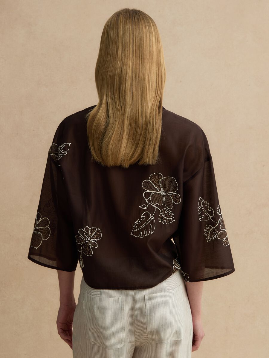 Camicia in misto lyocell marrone regular fit con ricami floreali_3