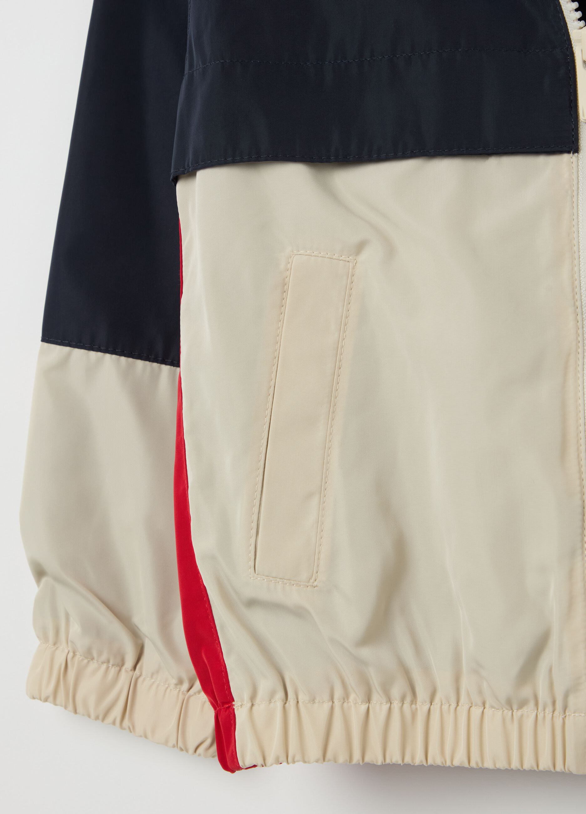 Giacca impermeabile color block con cappuccio