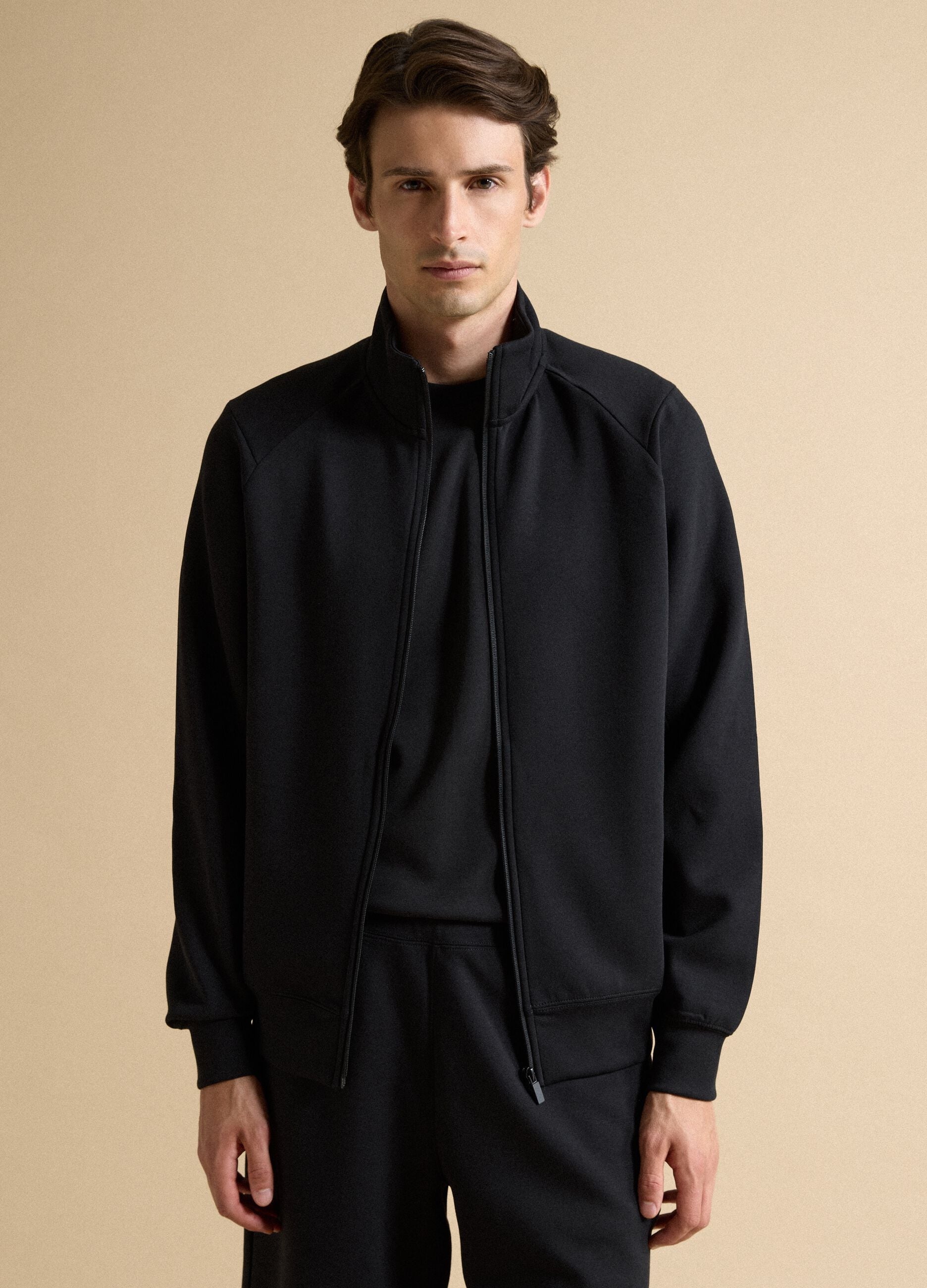 Full-zip nera con colletto in tessuto elasticizzato Easy Dry regular fit