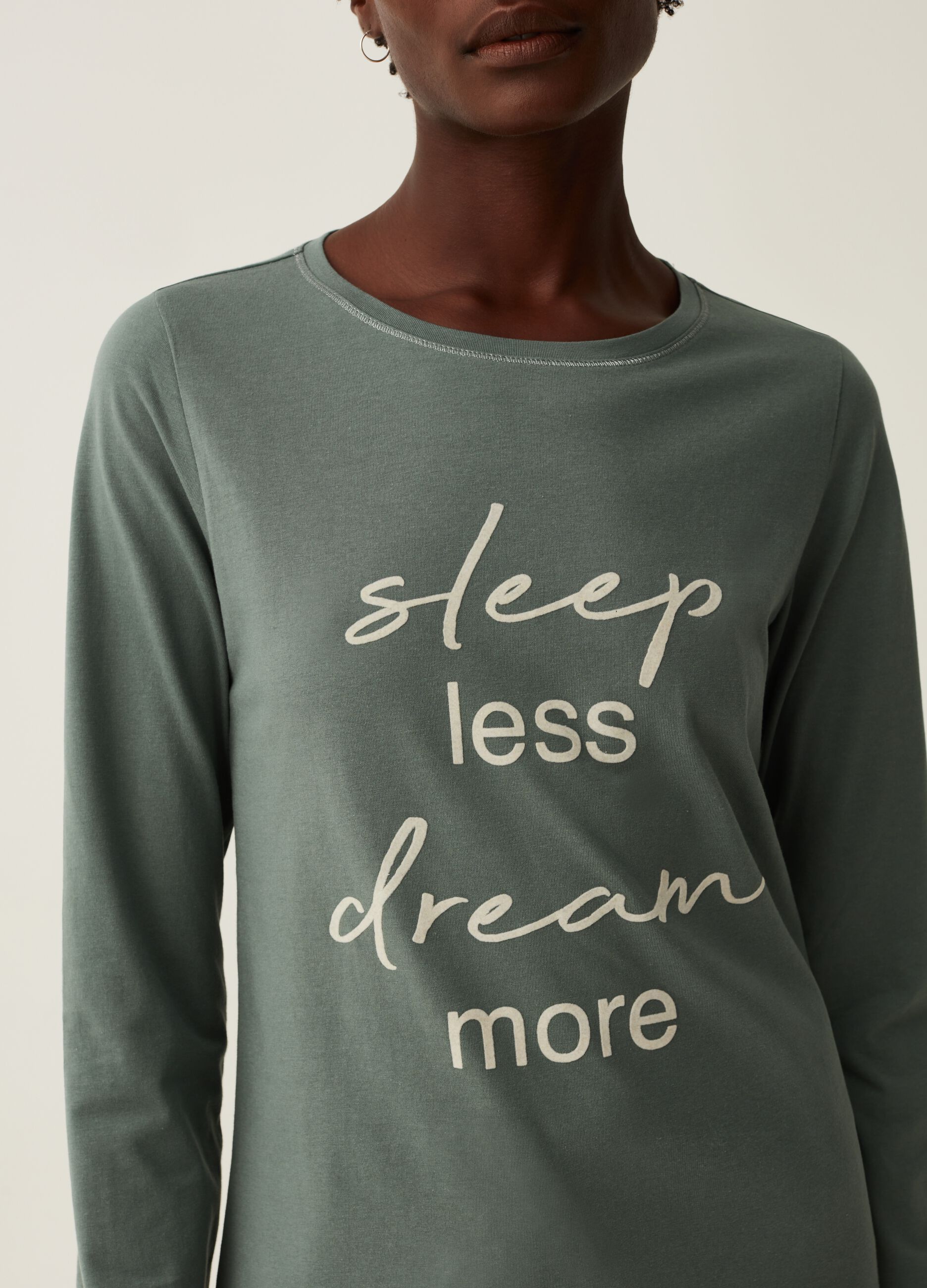 Pigiama lungo con stampa lettering e stelle_1