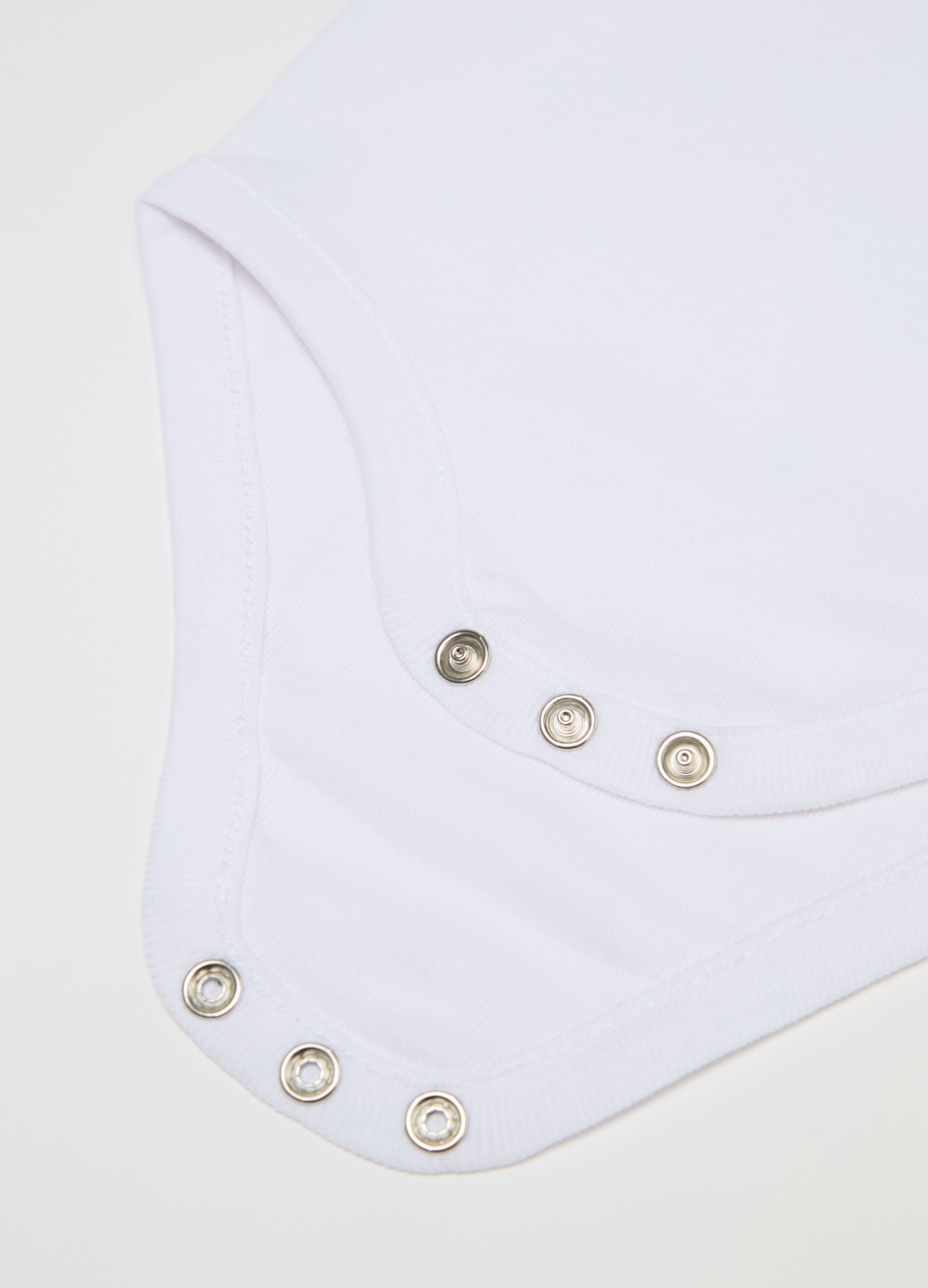 Three-pack sleeveless bodysuits in organic cotton with print