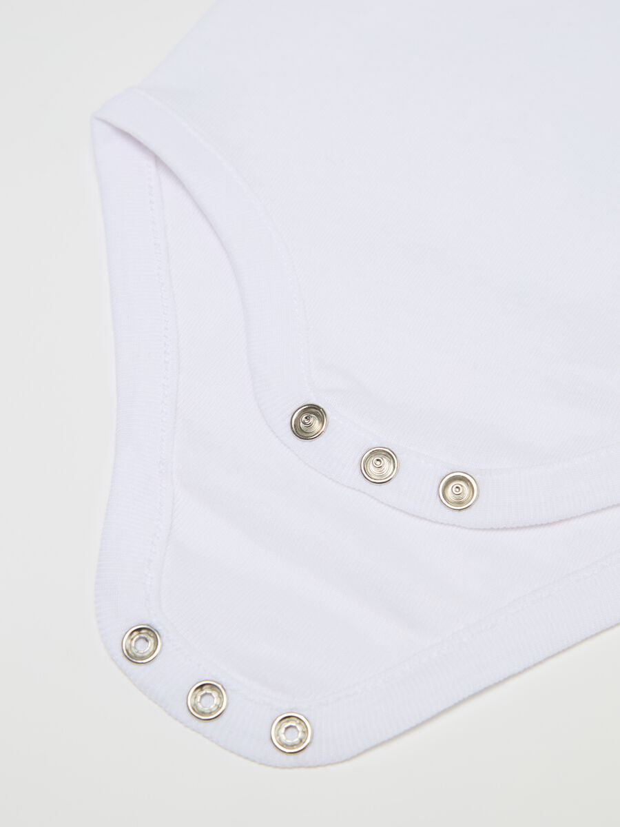 Three-pack sleeveless bodysuits in organic cotton with print_2
