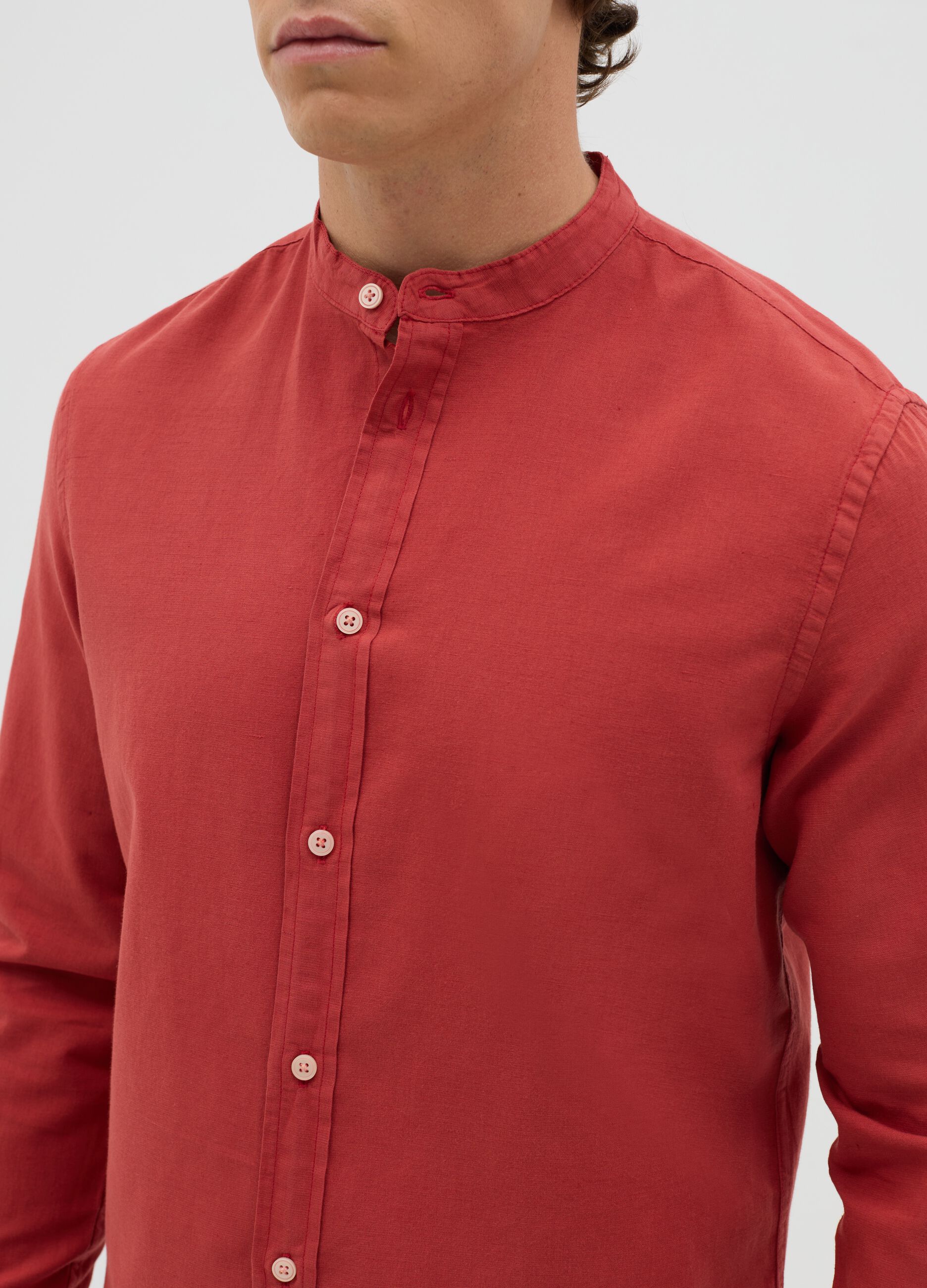 Camicia da uomo in cotone e lino rossa regular fit con colletto coreano