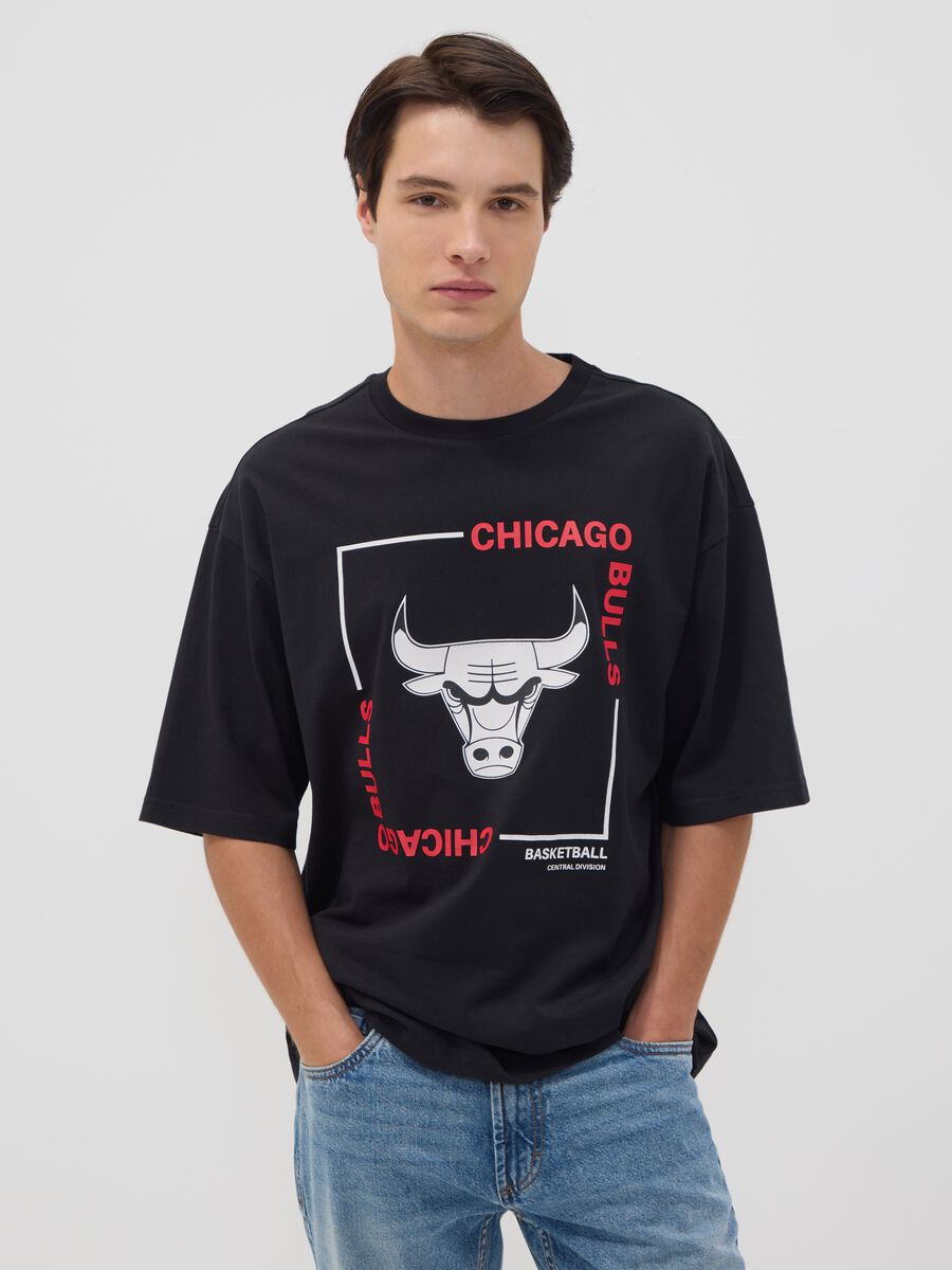 T-shirt nera in puro cotone con stampa Chicago Bulls_0
