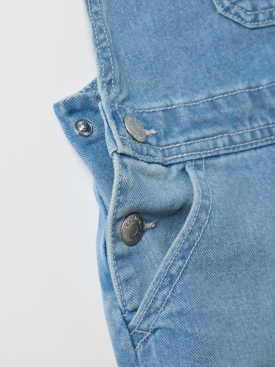 Girls’ regular fit dungaree shorts in cotton denim_2