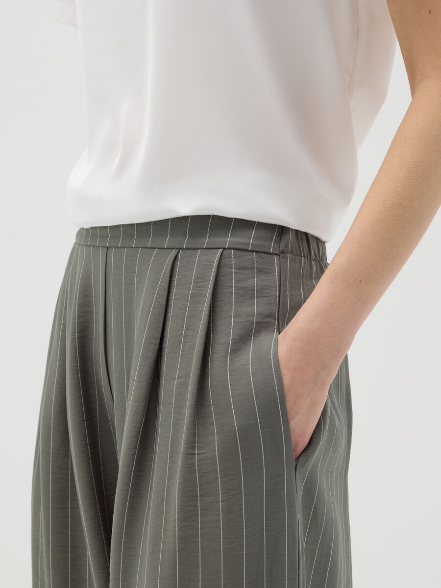Green palazzo trousers with striped pattern_3