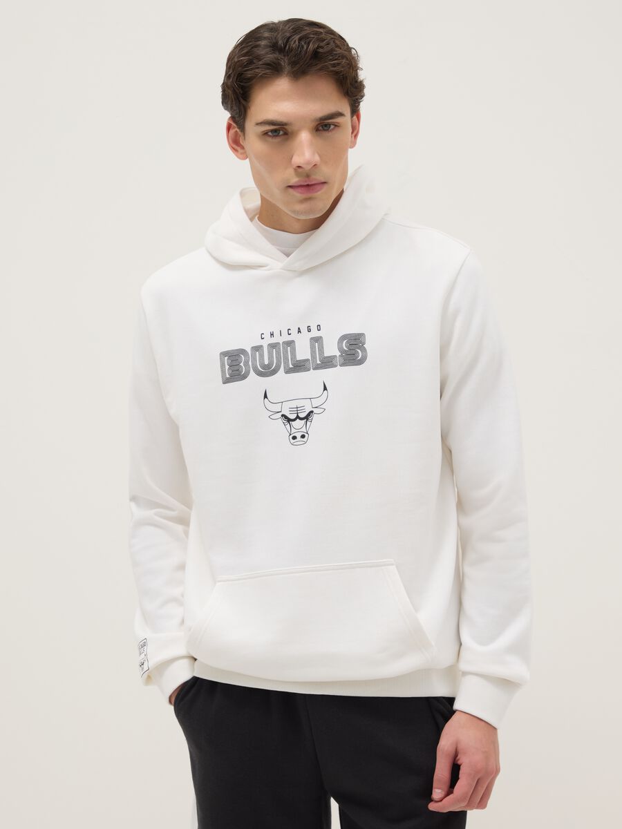 White cotton blend regular fit hoodie with Chicago Bulls logo_0
