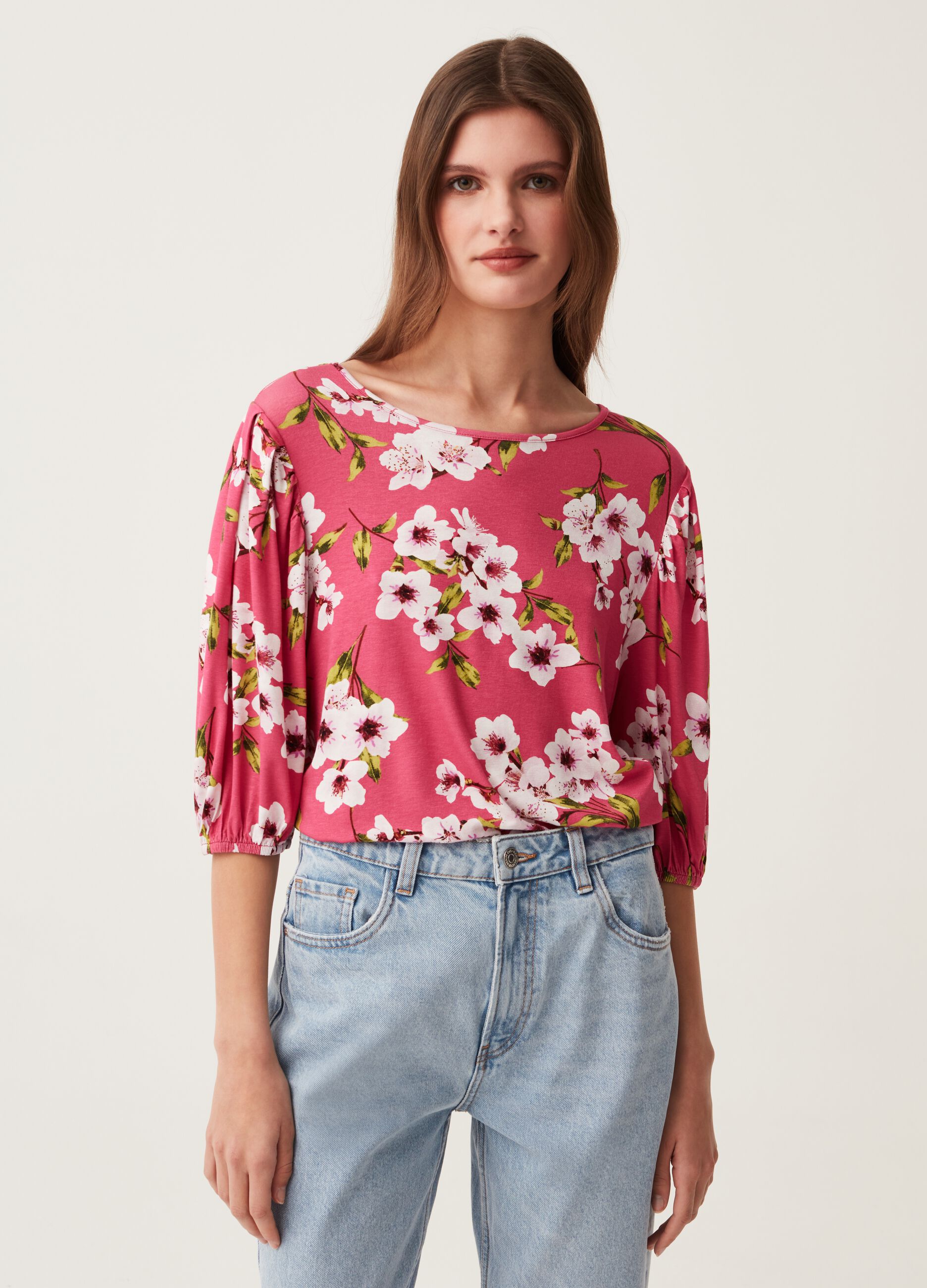 T-shirt floreale con maniche a palloncino_0