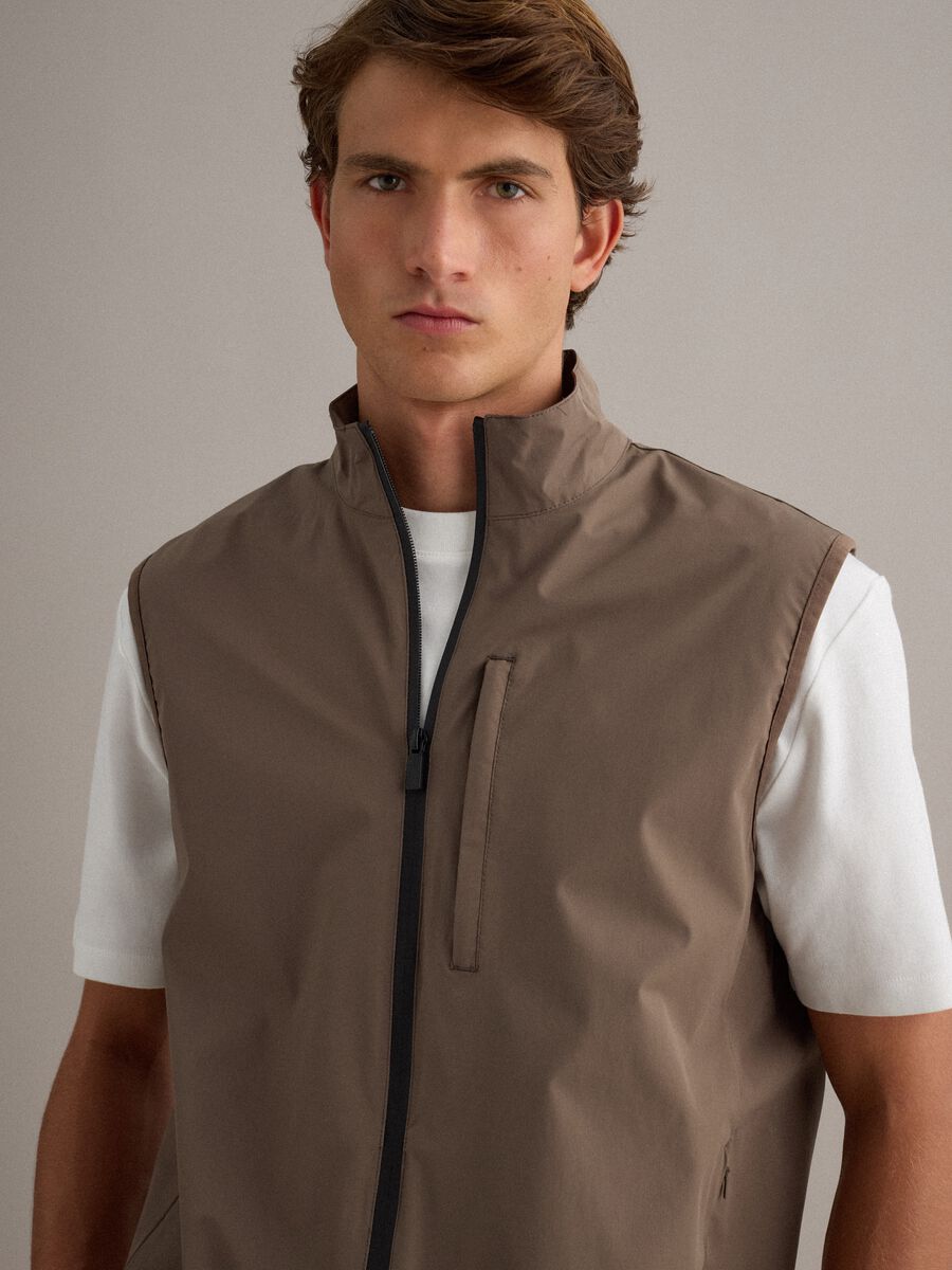 Ultra-light brown regular fit gilet with full zip_0