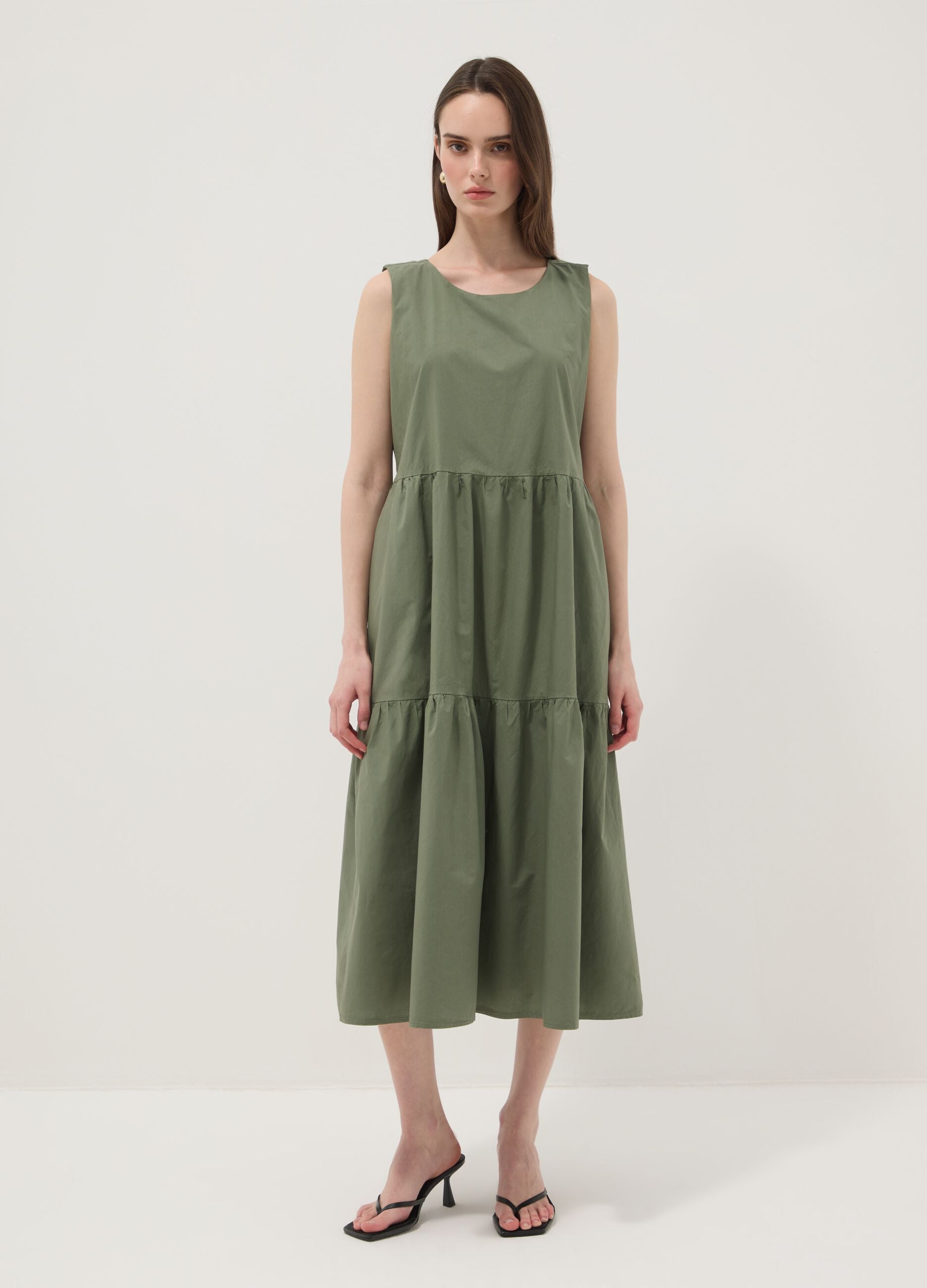 Abito verde smanicato in puro cotone con balze regular fit