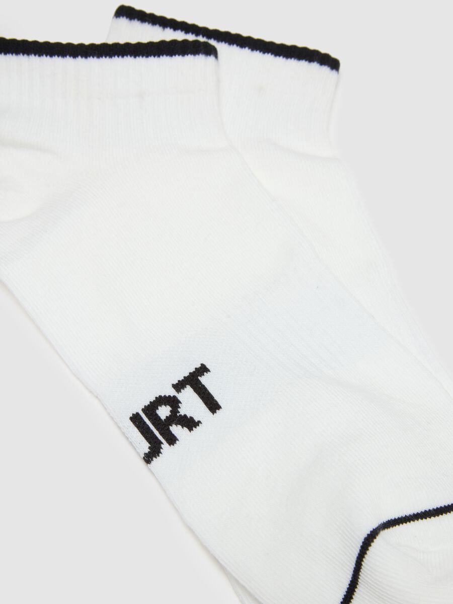 Two-pack of white ankle sports socks in cotton blend with stripes_1
