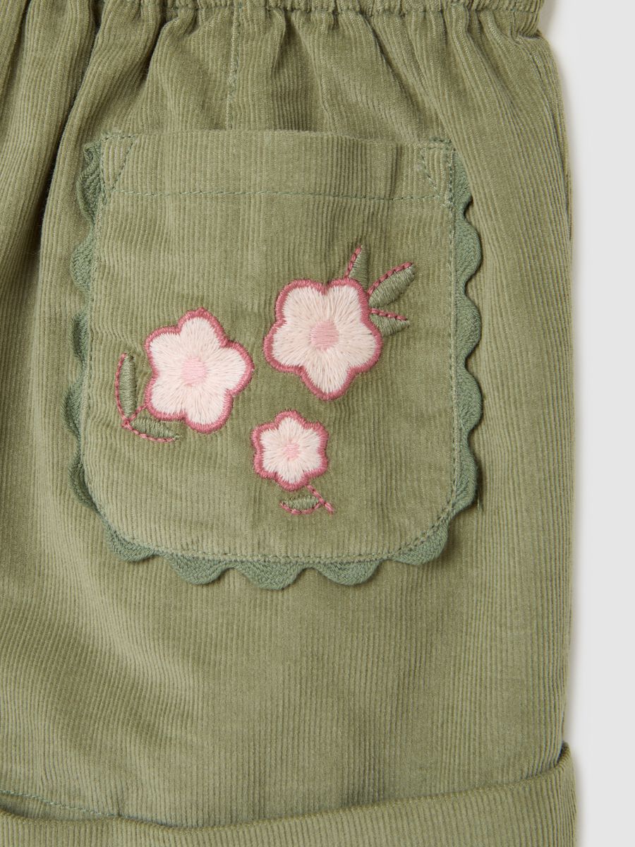 Girls' pure green cotton baggy shorts with embroidery_2
