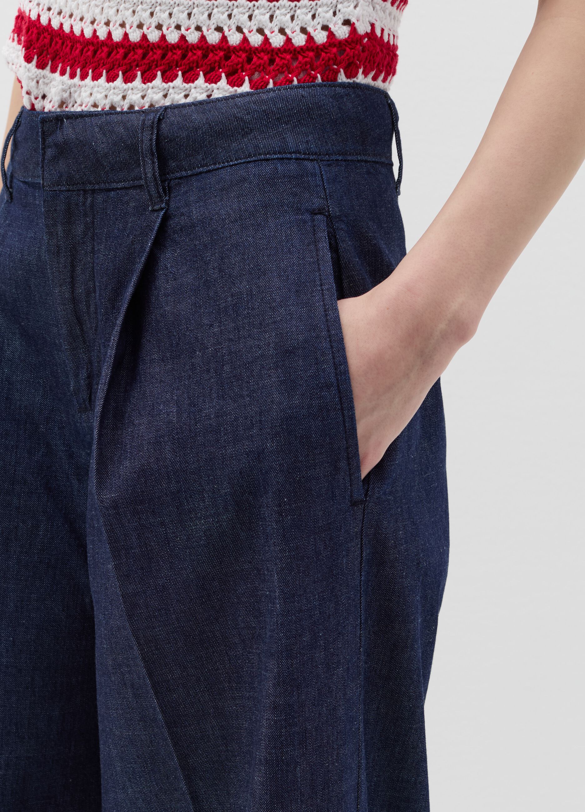 Wide-leg fluid trousers with darts