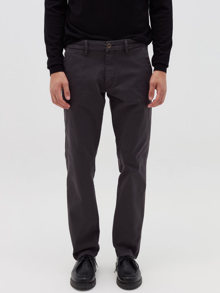 Regular-fit chino trousers in stretch cotton_1