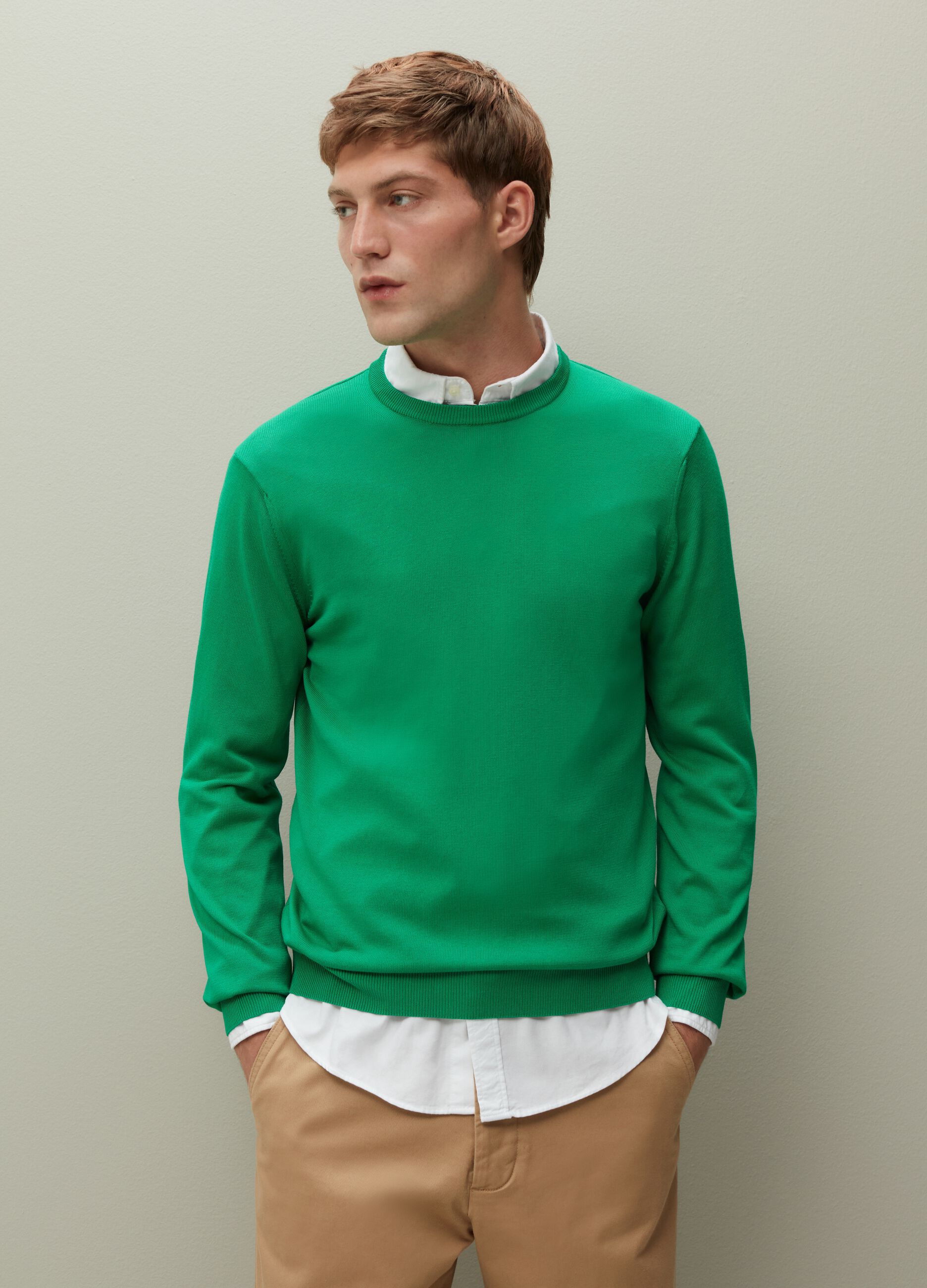 Solid colour pullover with round neck