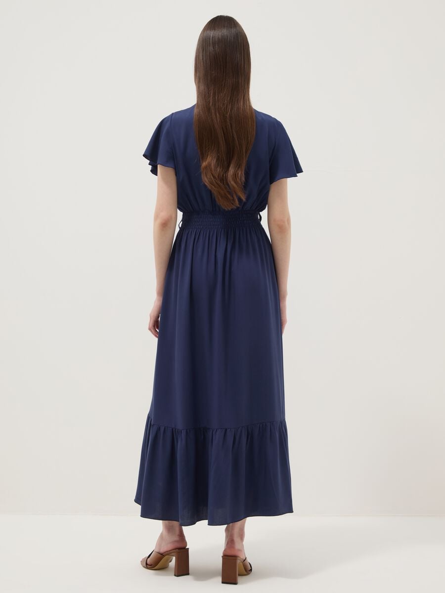 Abito blu lungo in pura viscosa con scollo incrociato regular fit_3