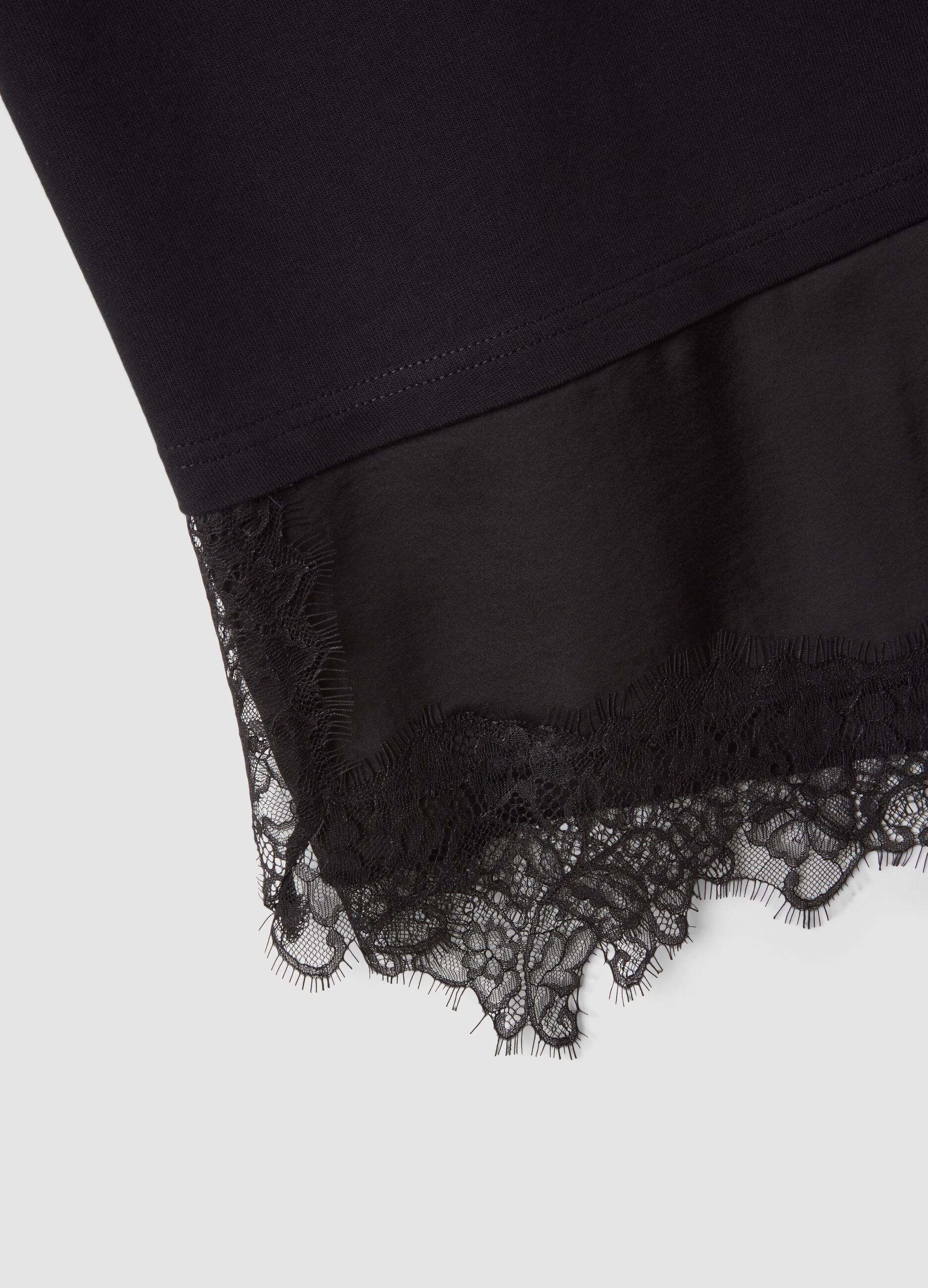 T-shirt nera in puro cotone con inserto in pizzo relaxed fit