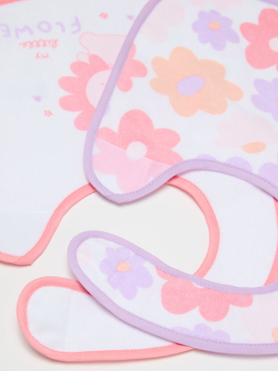 Two-pack bibs with PEVA backing and flowers print_2
