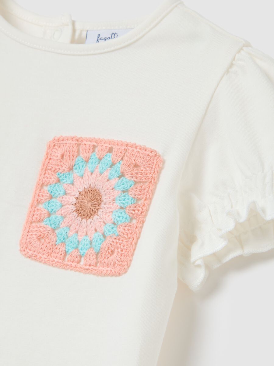 T-shirt da neonata in cotone bianco regular fit con crochet_2