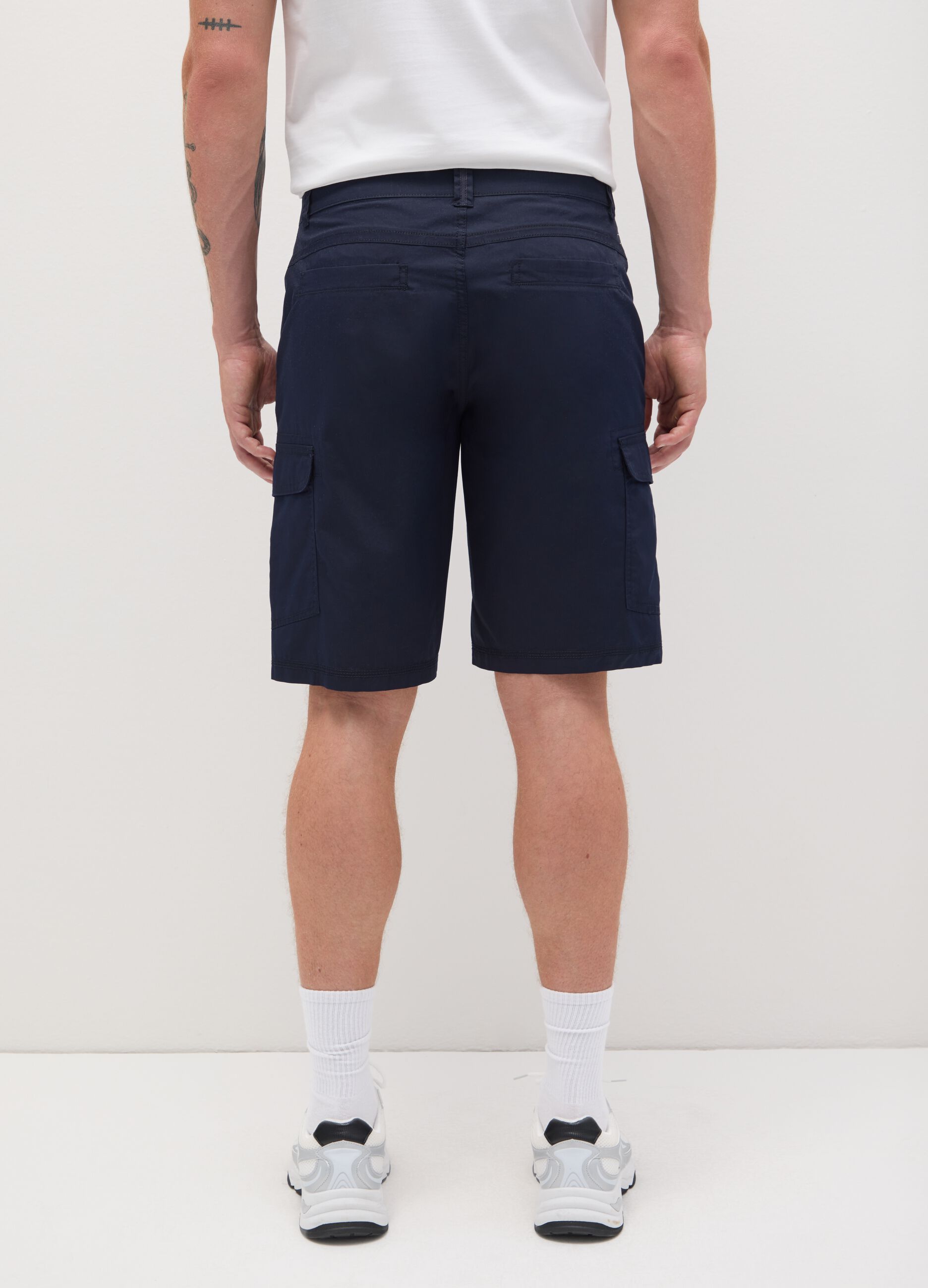 Men's blue regular fit cotton bermuda shorts with cargo pockets