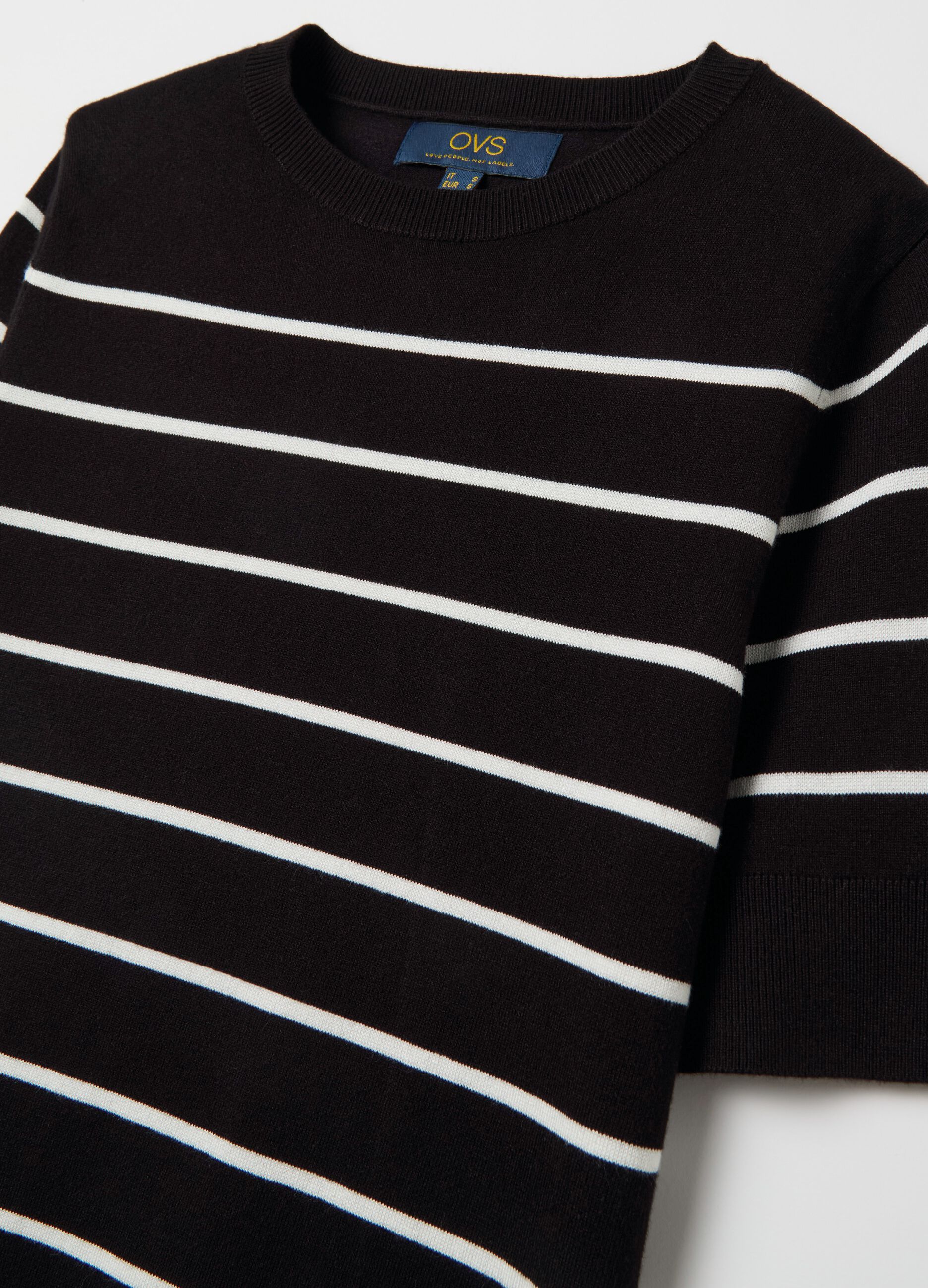 Maglia a maniche corte con disegno a righe