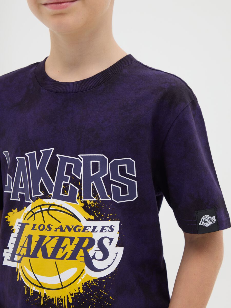 T-shirt da ragazzo in puro cotone viola regular fit con stampa Lakers tie-dye_1