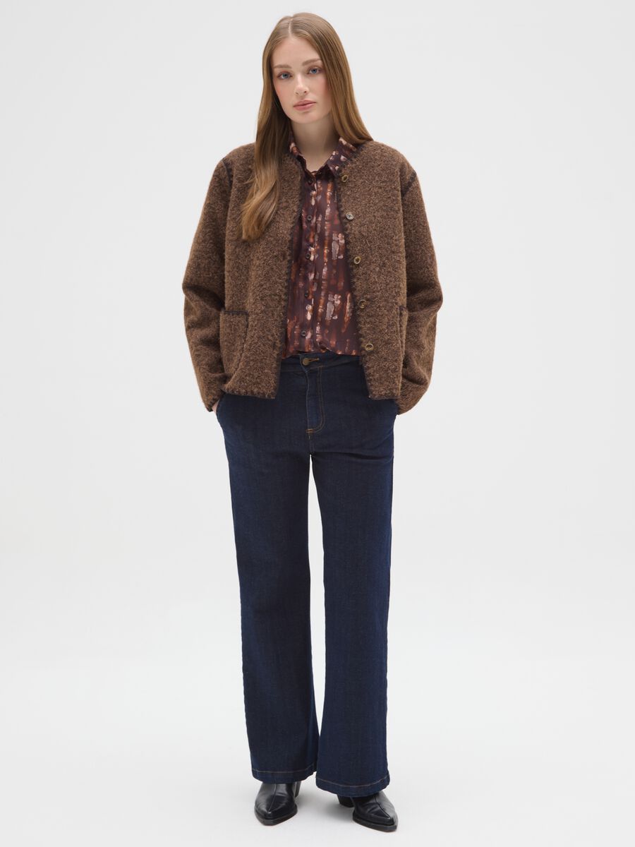 Giacca marrone regular fit con bottoni e tasche_1