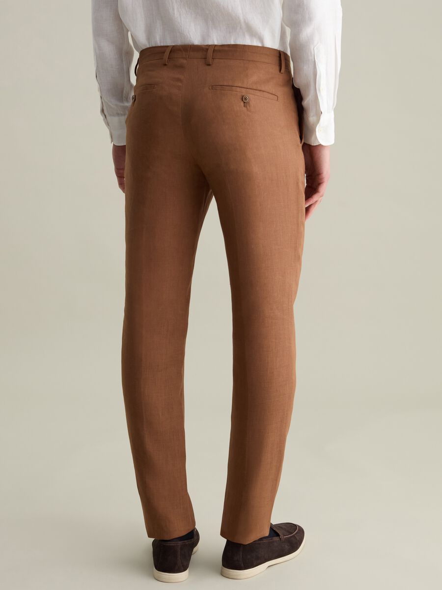Contemporary slim-fit trousers in linen_2