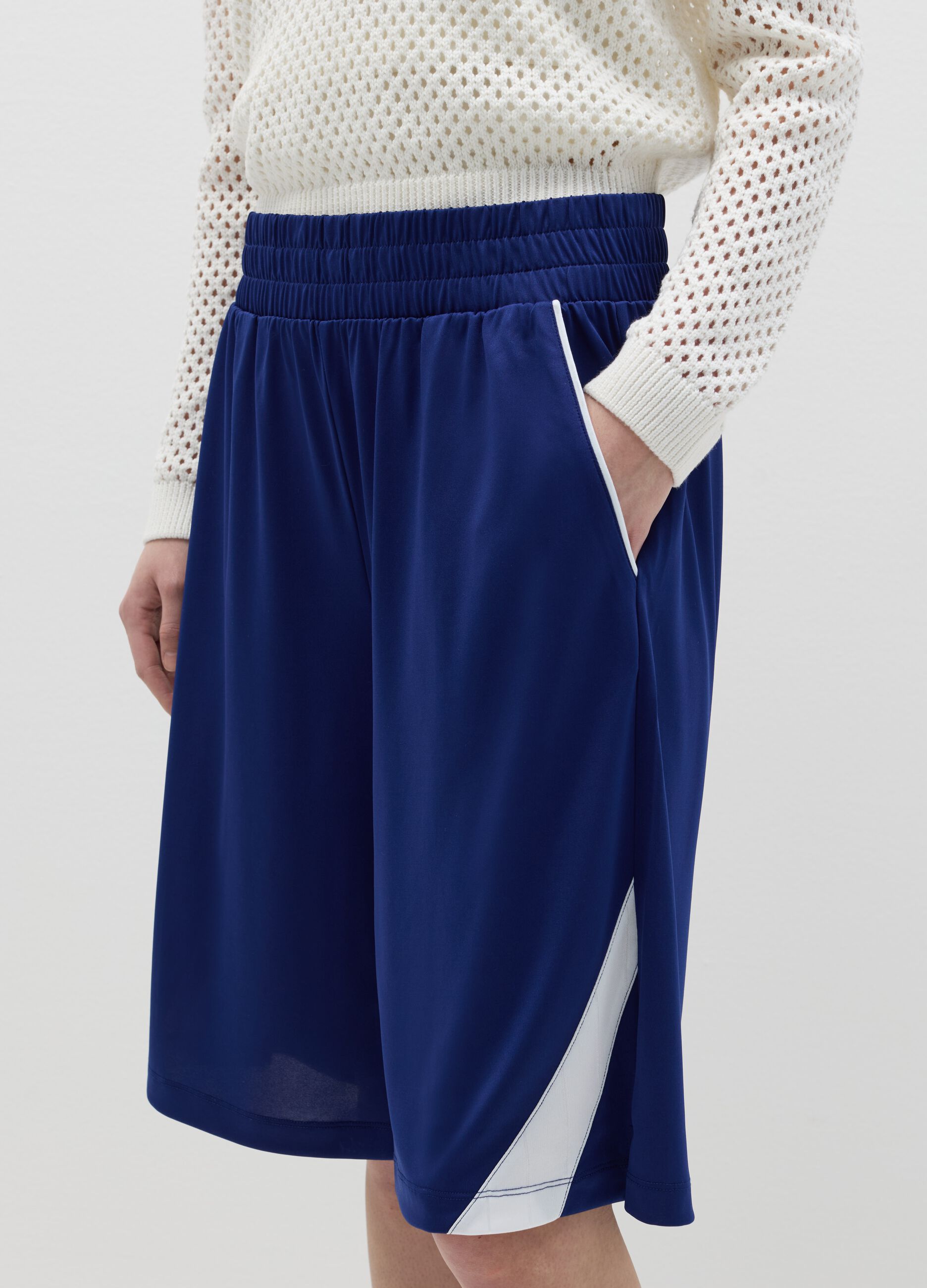 Bermuda joggers with contrasting piping