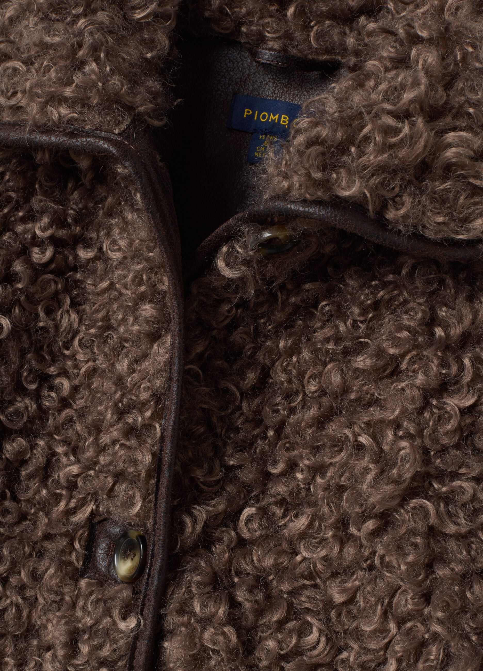 Giacca grigia effetto peluche con bottoni