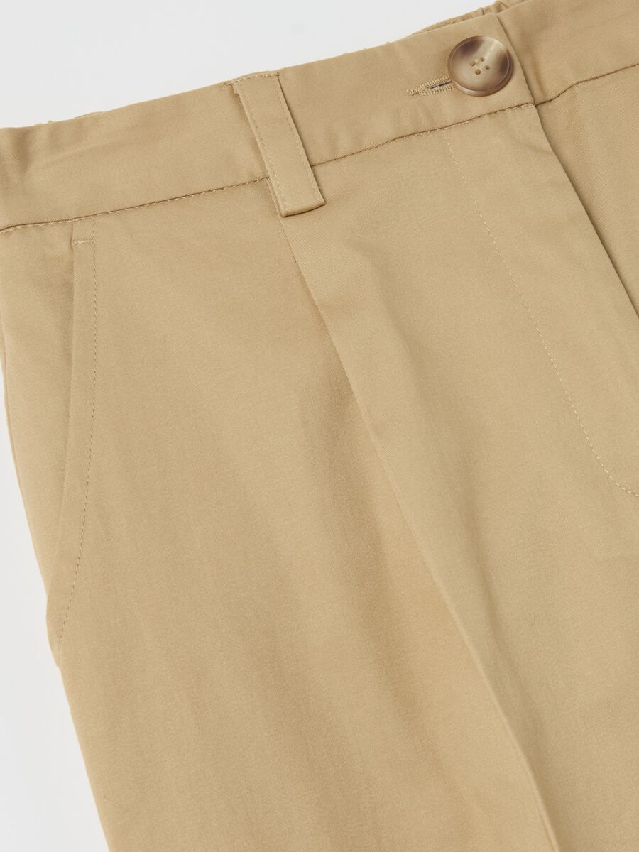Cropped chino trousers with darts_5