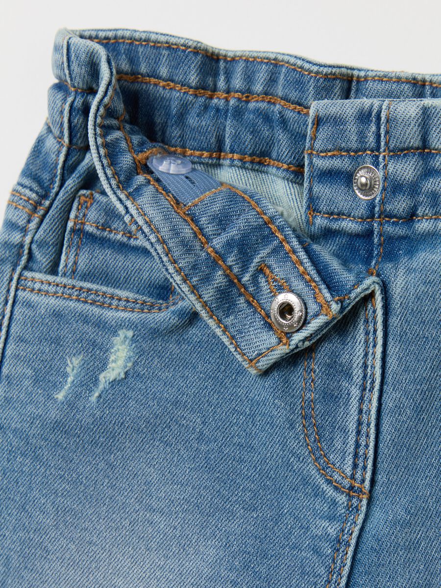 Baggy-fit jeans with five pockets and abrasions_2