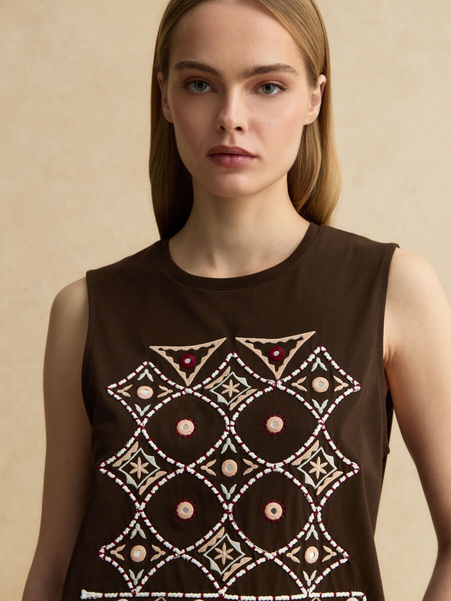 Tank top in puro cotone marrone regular fit con ricami_0