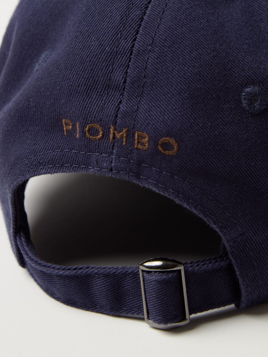 Baseball cap with embroidered logo_1