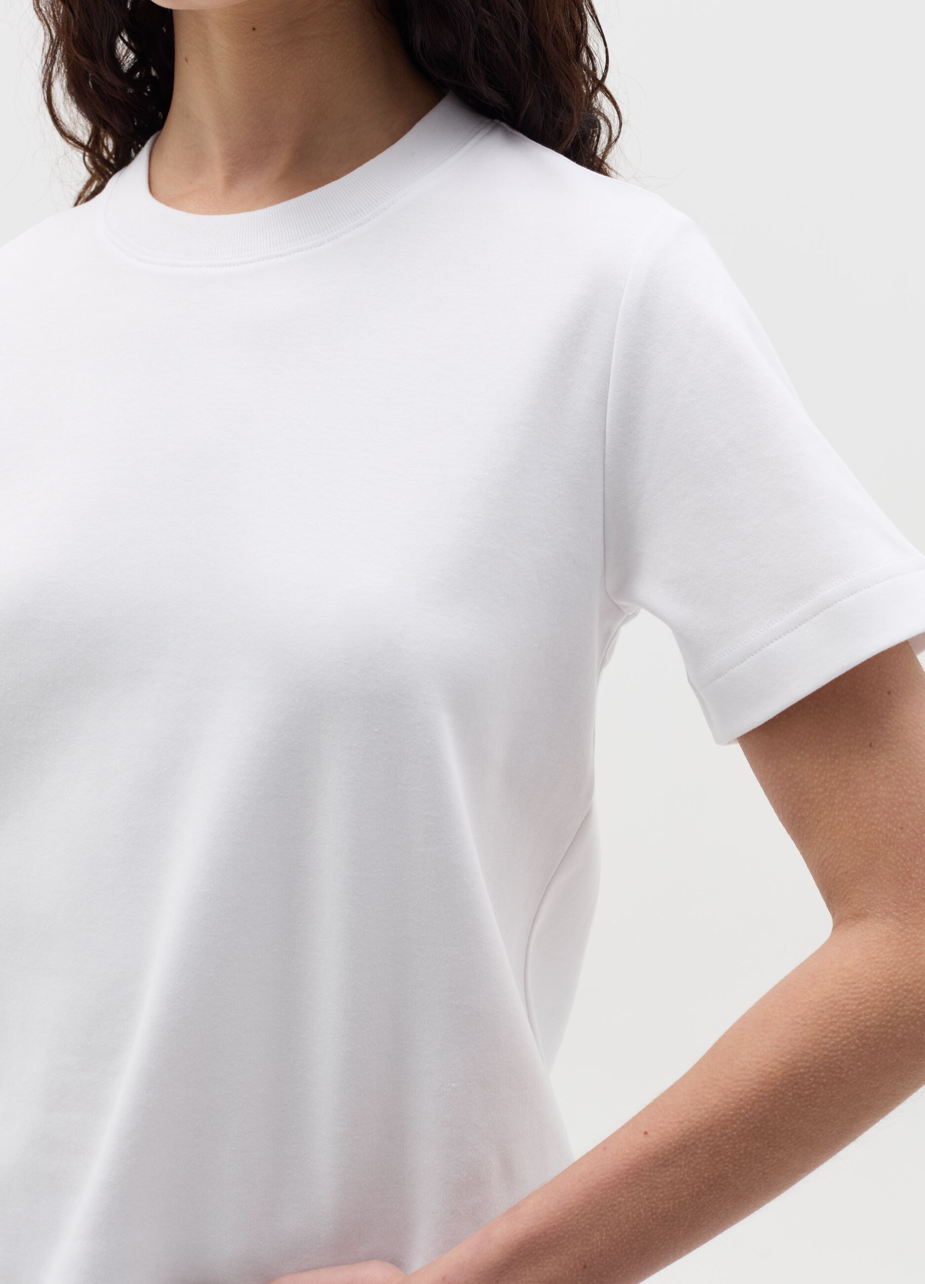 Solid colour T-shirt with round neck