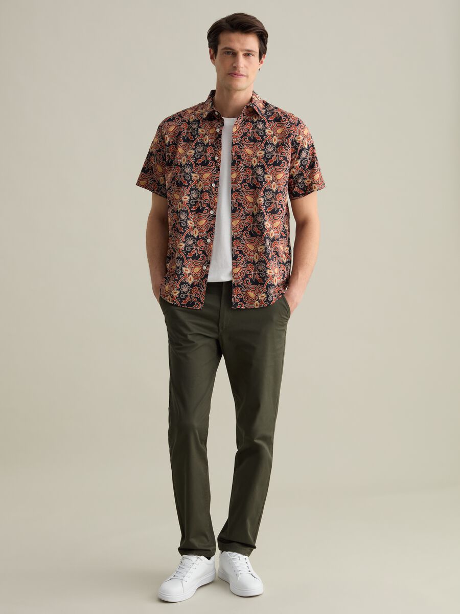 Short-sleeved shirt with paisley print_1