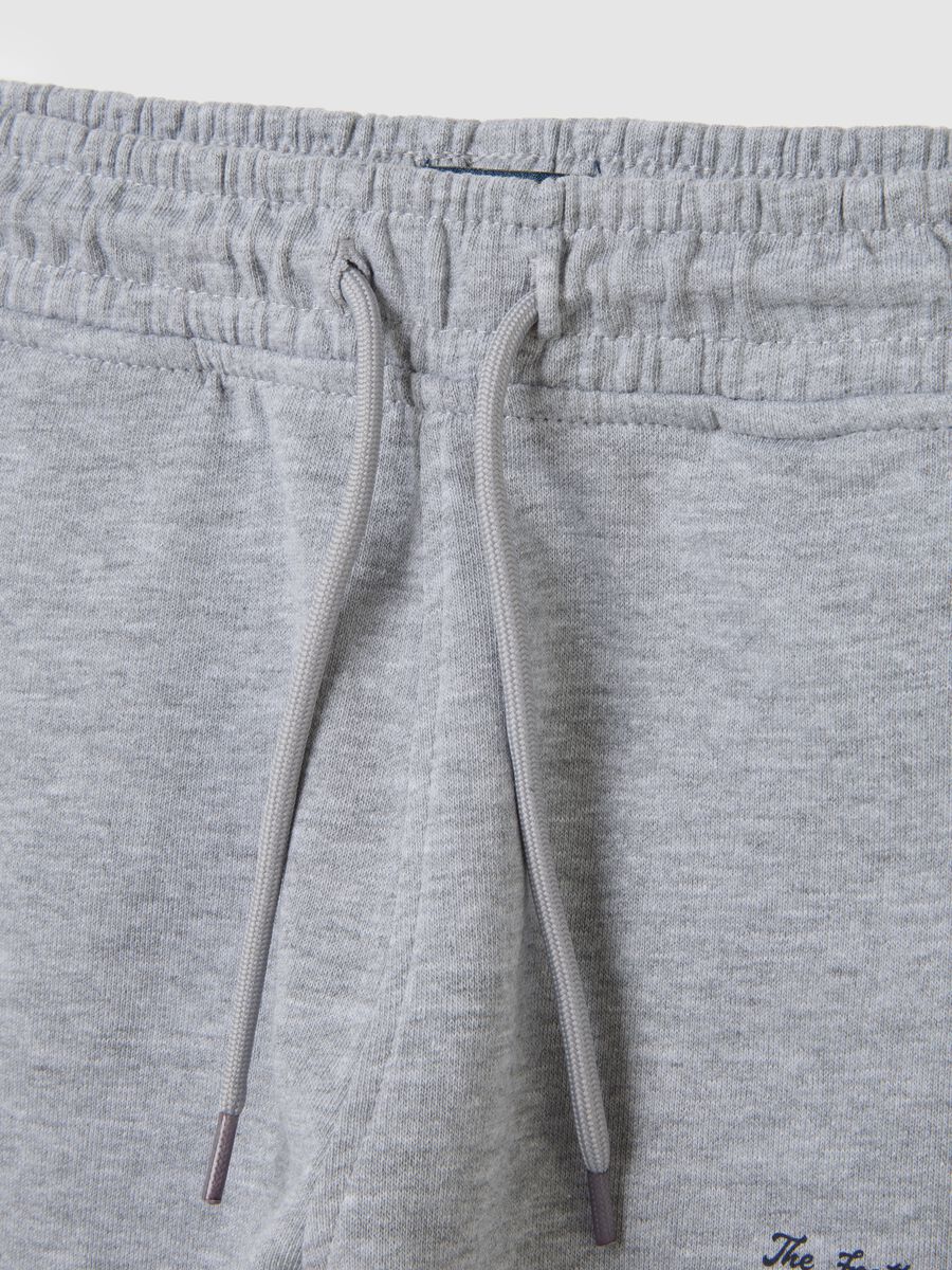 Children's grey regular fit pure cotton trousers with print_3