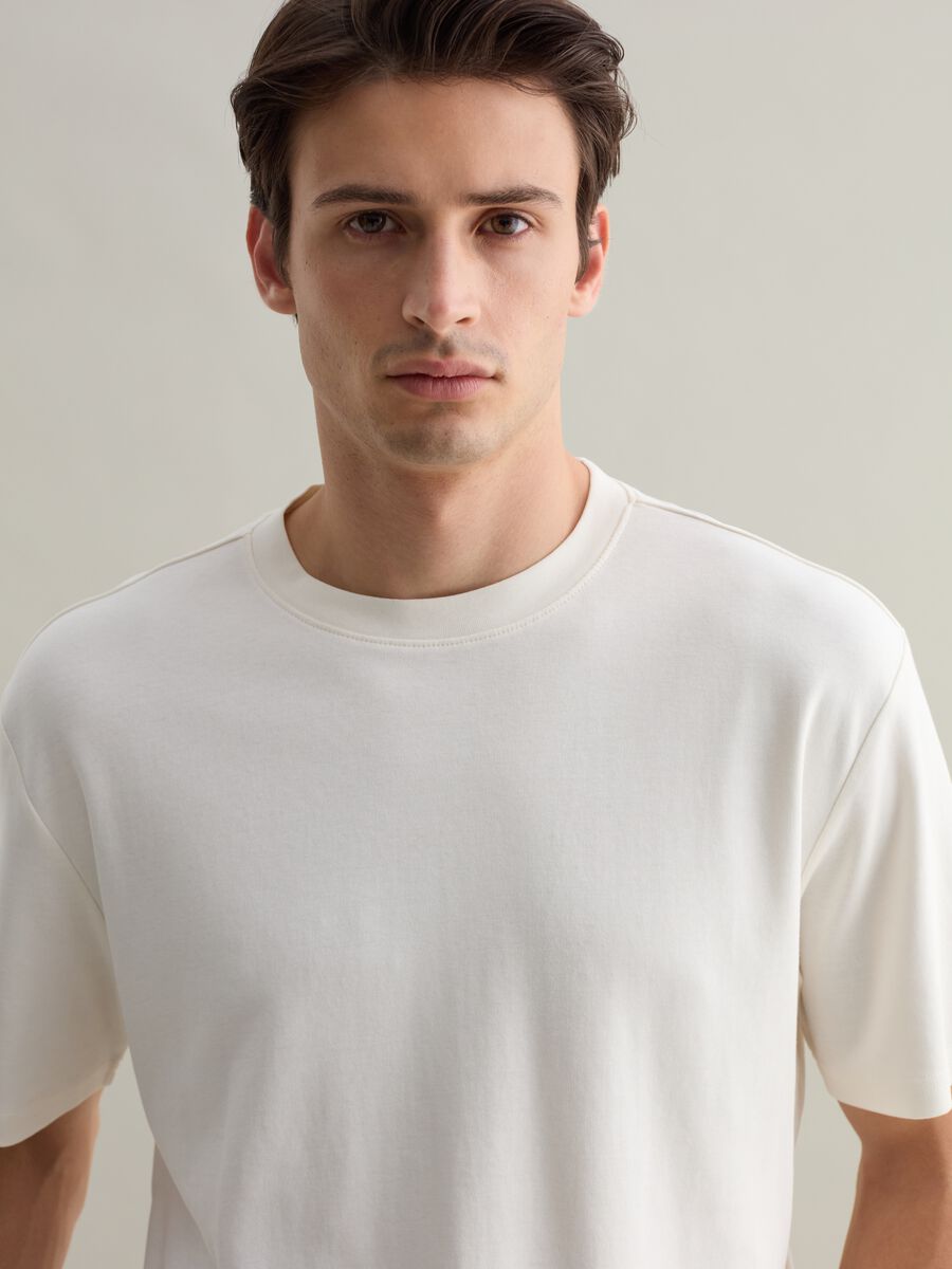Contemporary T-shirt in cotton with round neck_2