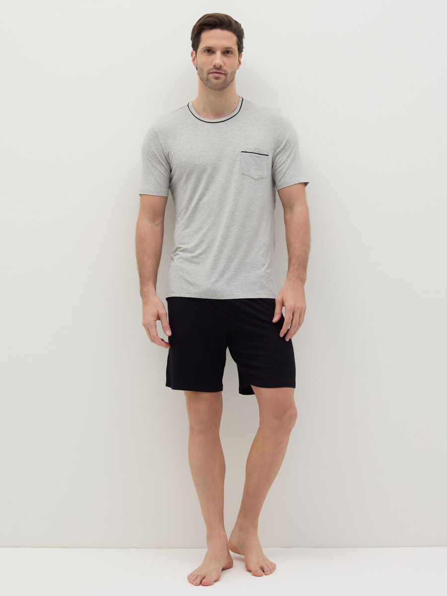 Short pyjamas with contrasting piping_0