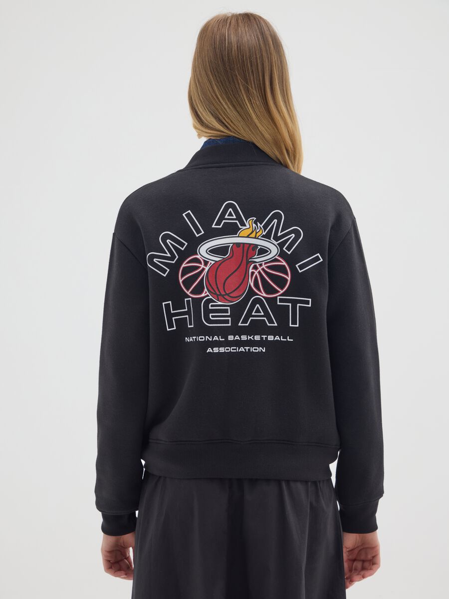 Felpa in misto cotone nera over con stampa Miami Heat_2