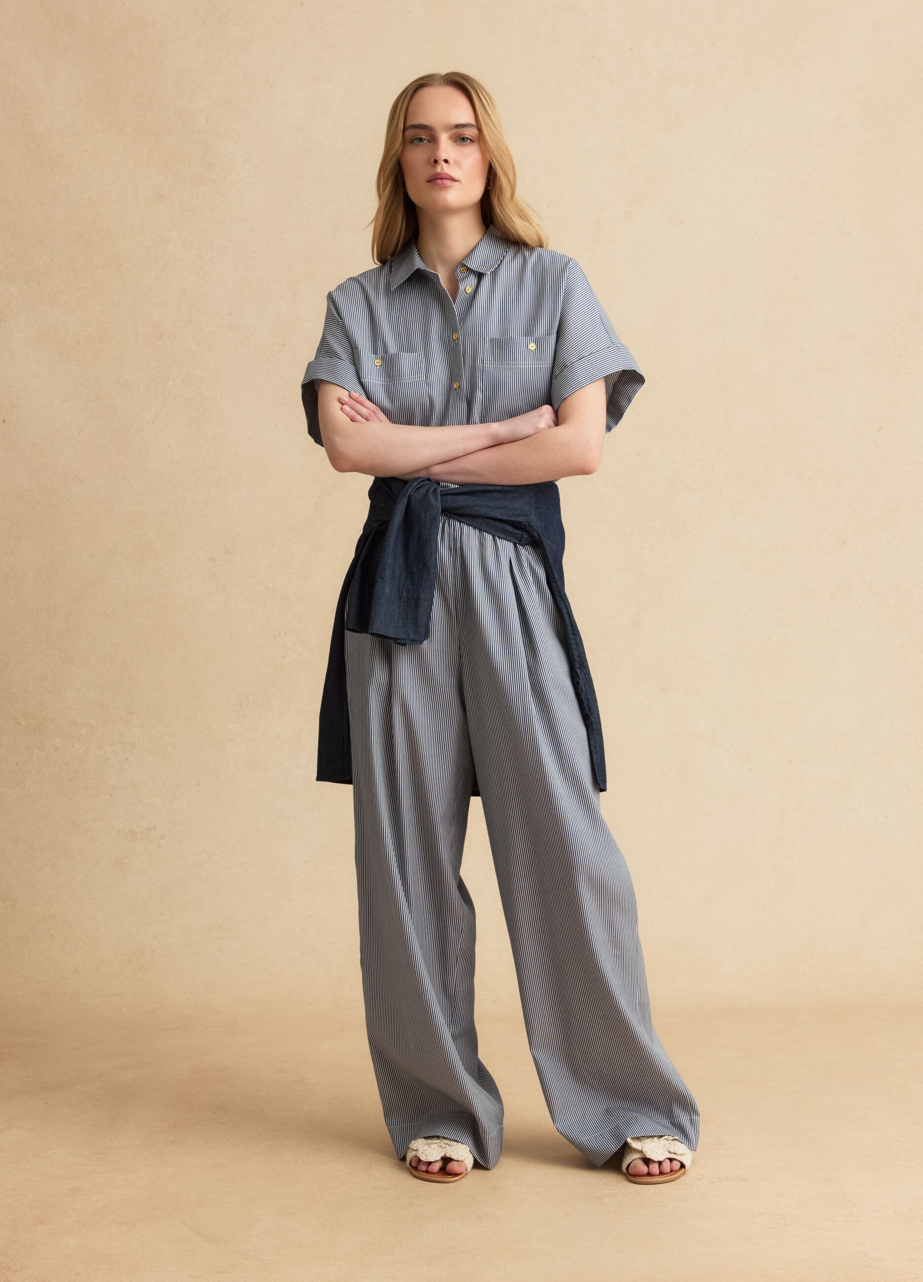 Camicia a righe bianche e blu a maniche corte regular fit con taschini