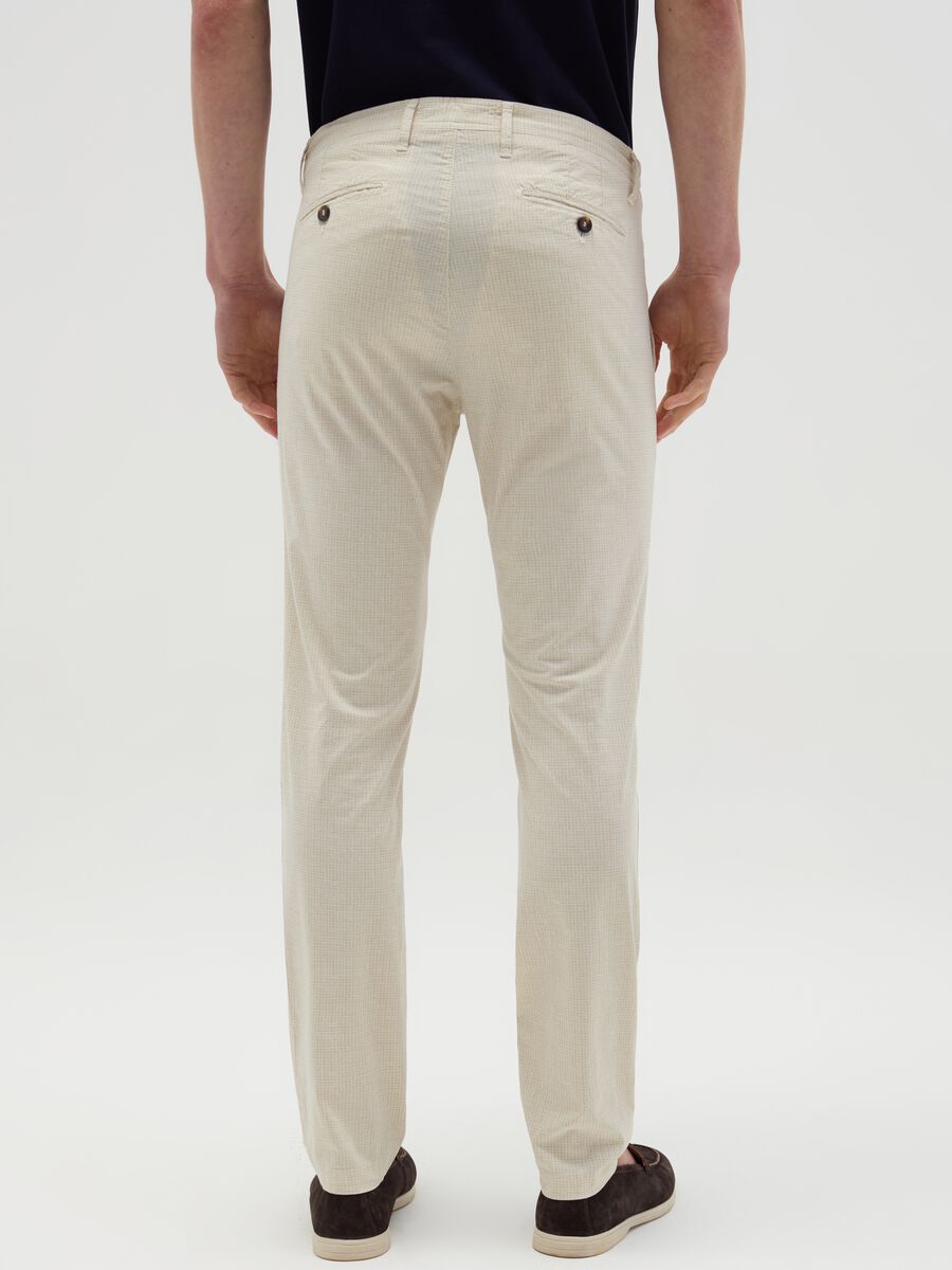 Pantalone chino slim fit in seersucker_2
