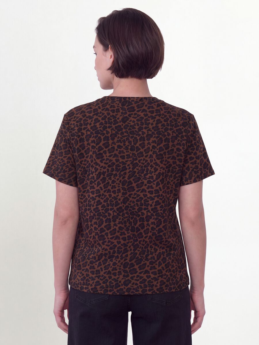 Blusa marrone in pura viscosa con collo coreano e fantasia animalier regular fit_2