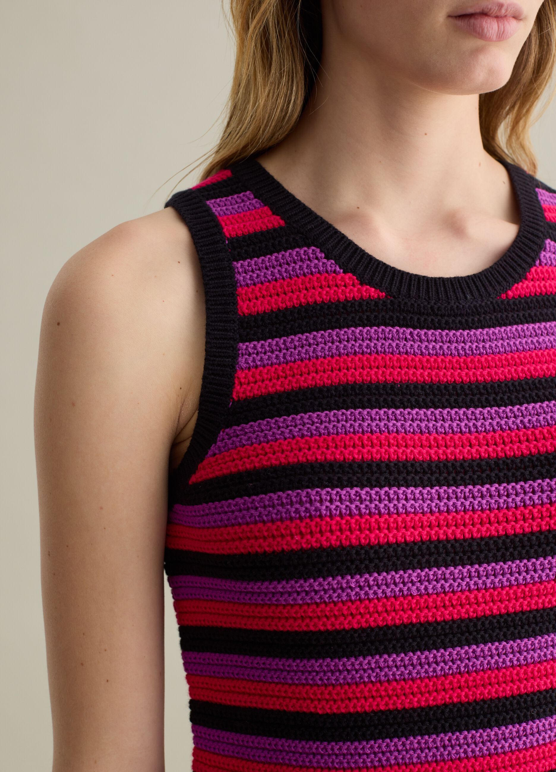 Tank top in maglia a righe multicolore
