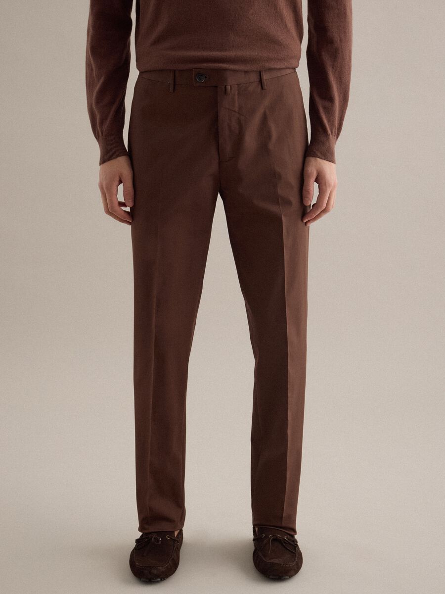Pantaloni in cotone elasticizzato marroni regular fit_1