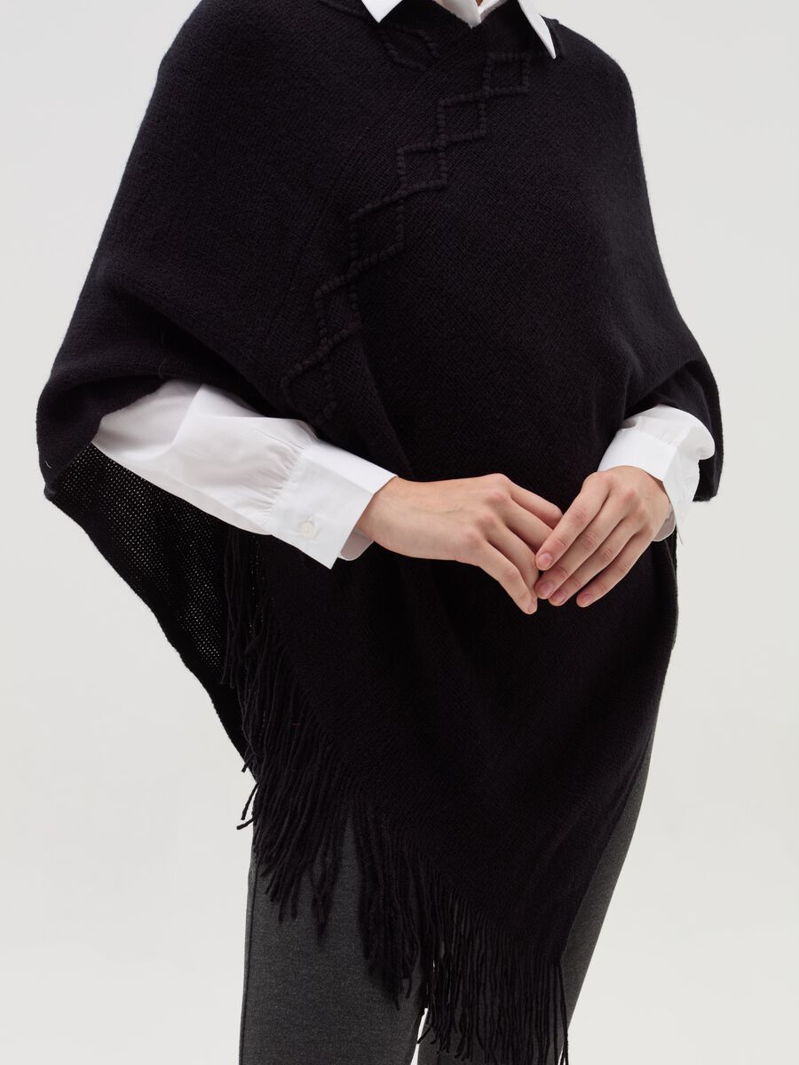 Poncho con lavorazione a rombi e frange_6