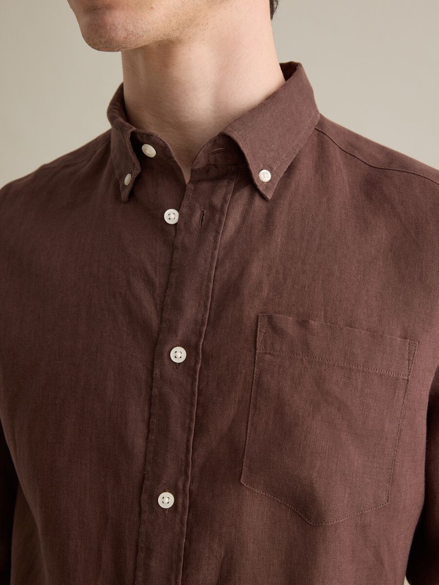 Brown shirt in linen with button-down collar_2